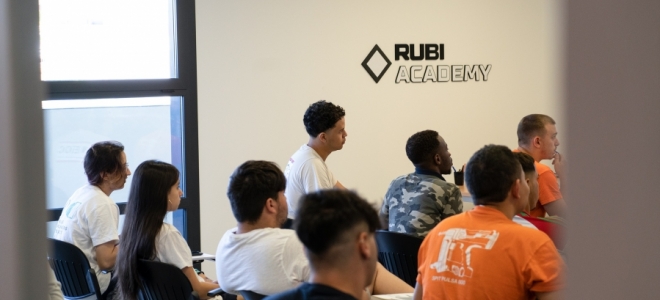 Así es Rubi Academy, un espacio para profesionalizar el oficio de alicatador  