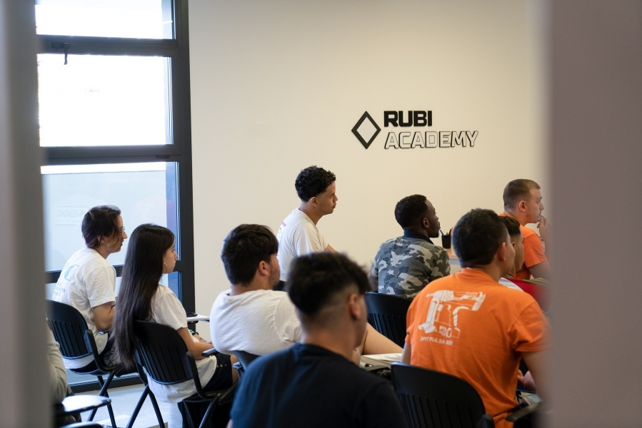 Así es Rubi Academy, un espacio para profesionalizar el oficio de alicatador  