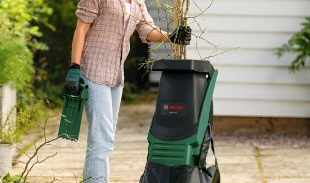 Biotrituradora AXT Rapid 2000-2200 de Bosch Home & Garden: Desmenuzado seguro y eficiente en el jardín