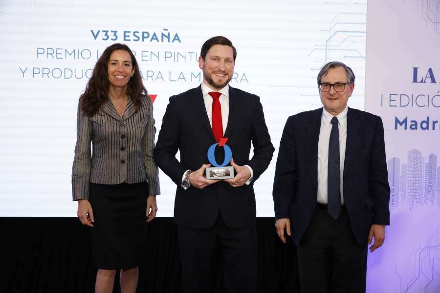 V33 recibe el Premio Líderes en pinturas y productos para la madera de La Razón