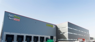 Con la pretensión de modernizar su operativa logística y aumentar el nivel de servicio a sus socios y clientes, la entidad ha consolidado la actividad de su almacén de Alicante en el centro logístico automatizado de Getafe.